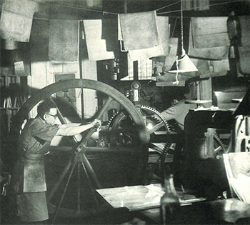 Picasso dans l'atelier de Lacourière. Article de l'Illustration. 1953
